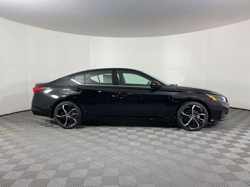 New 2025 Nissan Altima 2.5 SR image 11