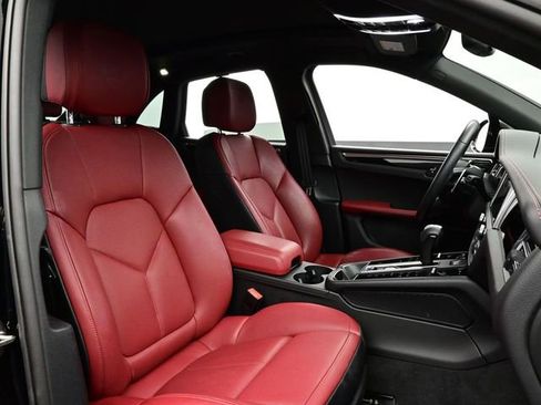 Certified 2025 Porsche Macan AWD/4WD image 18