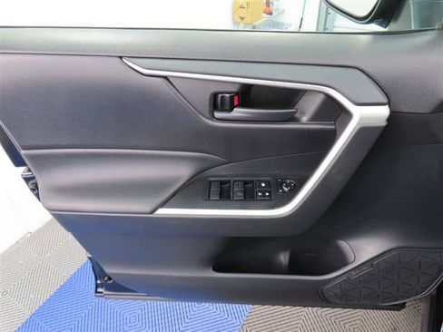 Used 2021 Toyota RAV4 LE AWD/4WD image 10
