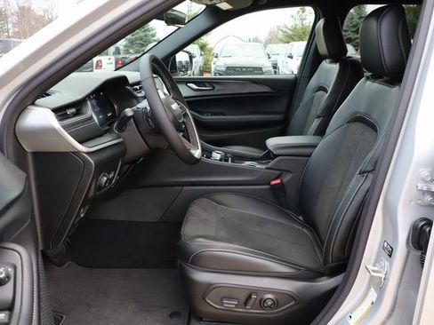 New 2025 Jeep Grand Cherokee Altitude image 9