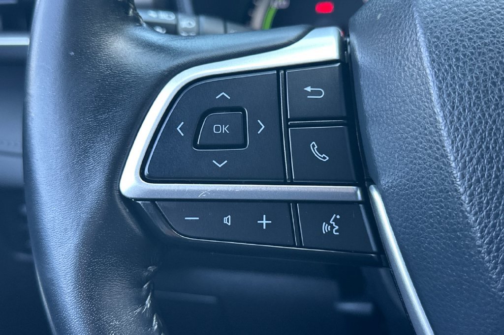 Used 2023 Toyota Highlander LE AWD/4WD image 28