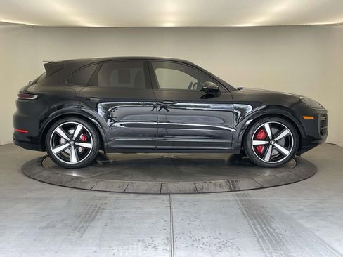 Used 2025 Porsche Cayenne Turbo AWD/4WD image 8