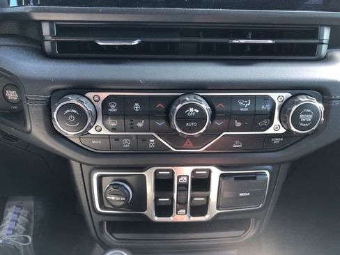 Used 2025 Jeep Wrangler Sahara image 19