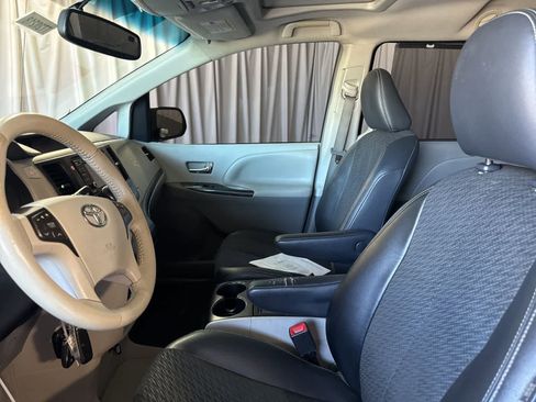Used 2014 Toyota Sienna SE FWD image 20