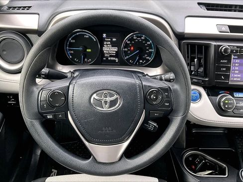 Used 2018 Toyota RAV4 LE image 6