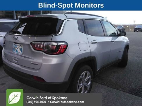 Used 2024 Jeep Compass Latitude image 4