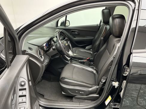 Used 2019 Chevrolet Trax LT w/ Sun & Sound Package AWD/4WD image 3