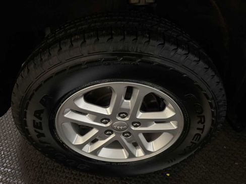 Certified 2023 Jeep Grand Cherokee Laredo w/ Luxury Tech Group I image 13