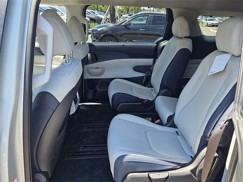 New 2026 Kia Carnival EX image 5