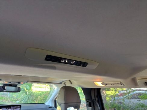 Used 2025 Toyota Sienna XLE FWD image 21