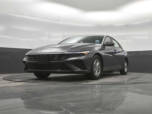 New 2026 Hyundai Elantra SE FWD image 32