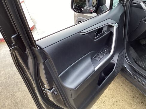 Used 2022 Toyota RAV4 LE FWD image 16