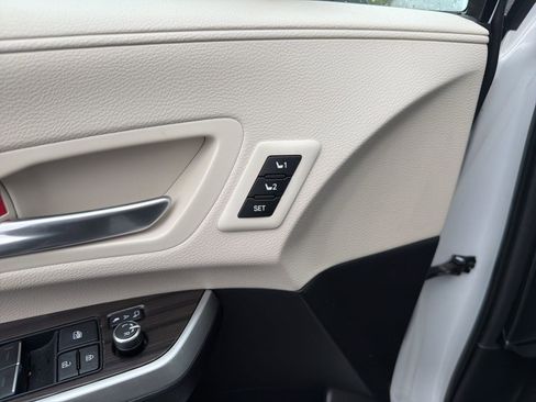 Used 2023 Toyota Sienna Platinum image 13