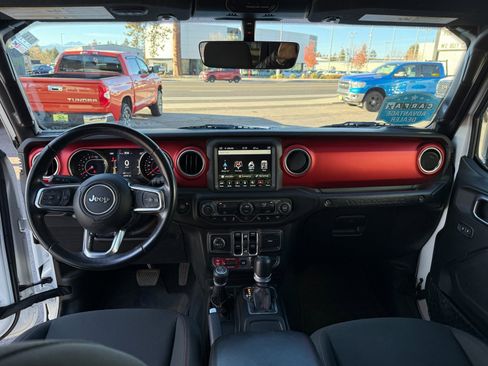 Used 2018 Jeep Wrangler Unlimited Rubicon w/ Uconnect 4C Nav & Sound Group image 9