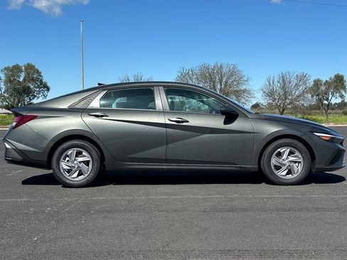 New 2026 Hyundai Elantra SE FWD image 3