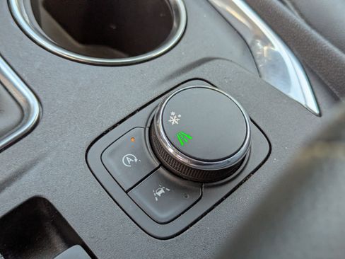 Used 2023 Chevrolet Traverse LT FWD image 31