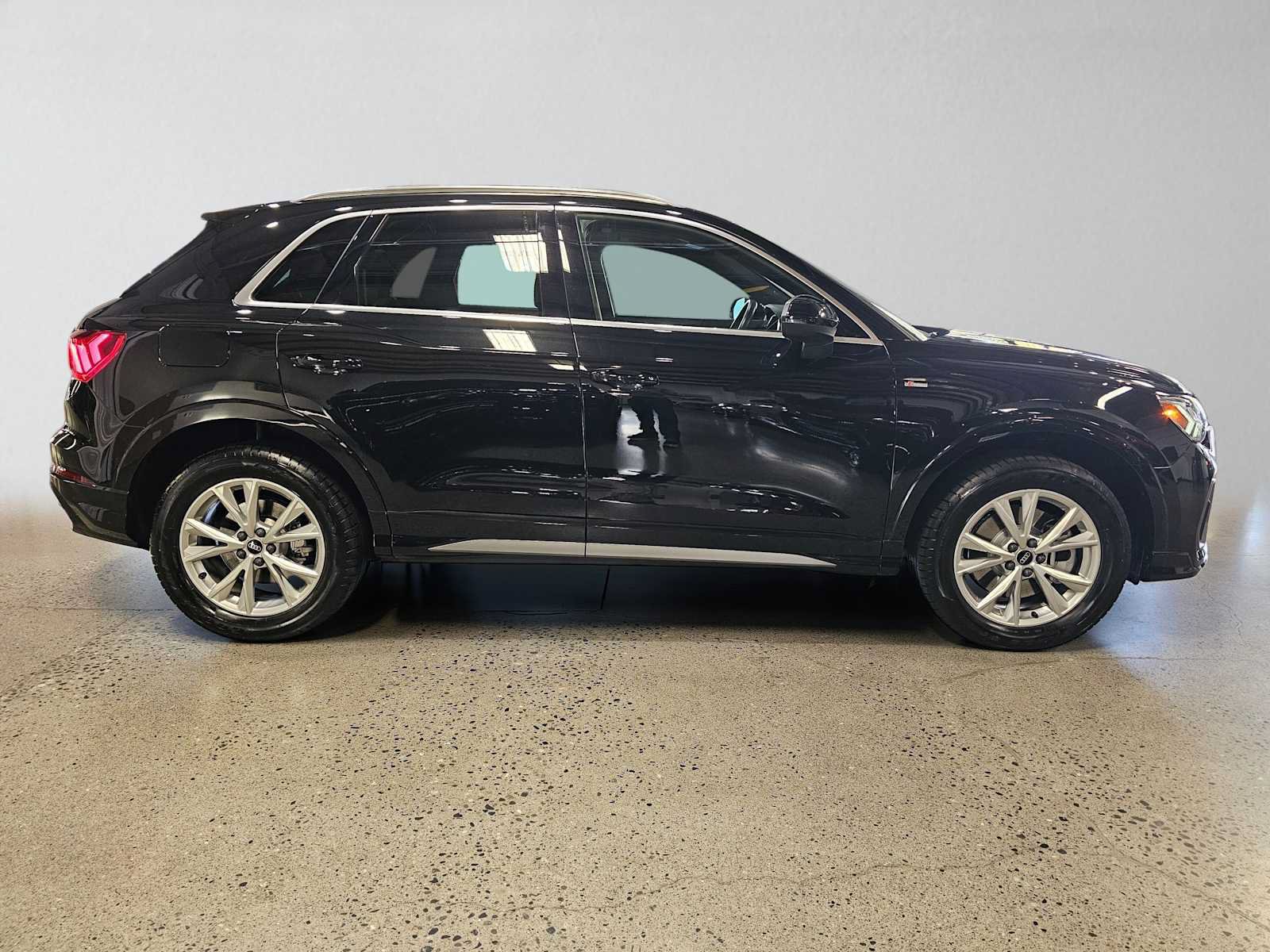 Used 2023 Audi Q3 2.0T Premium Plus w/ Premium Plus Package AWD/4WD image 2