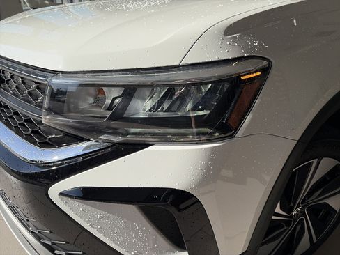 Used 2024 Volkswagen Taos SE w/ Panoramic Sunroof Package image 11