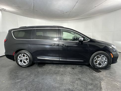 Used 2022 Chrysler Pacifica Limited FWD image 9