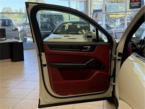 Used 2022 Porsche Cayenne E-Hybrid w/ Premium Plus Package image 10