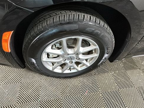Used 2024 Chrysler Pacifica Touring-L FWD image 9