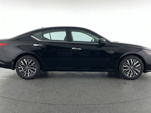 Used 2025 Nissan Altima 2.5 SV image 11