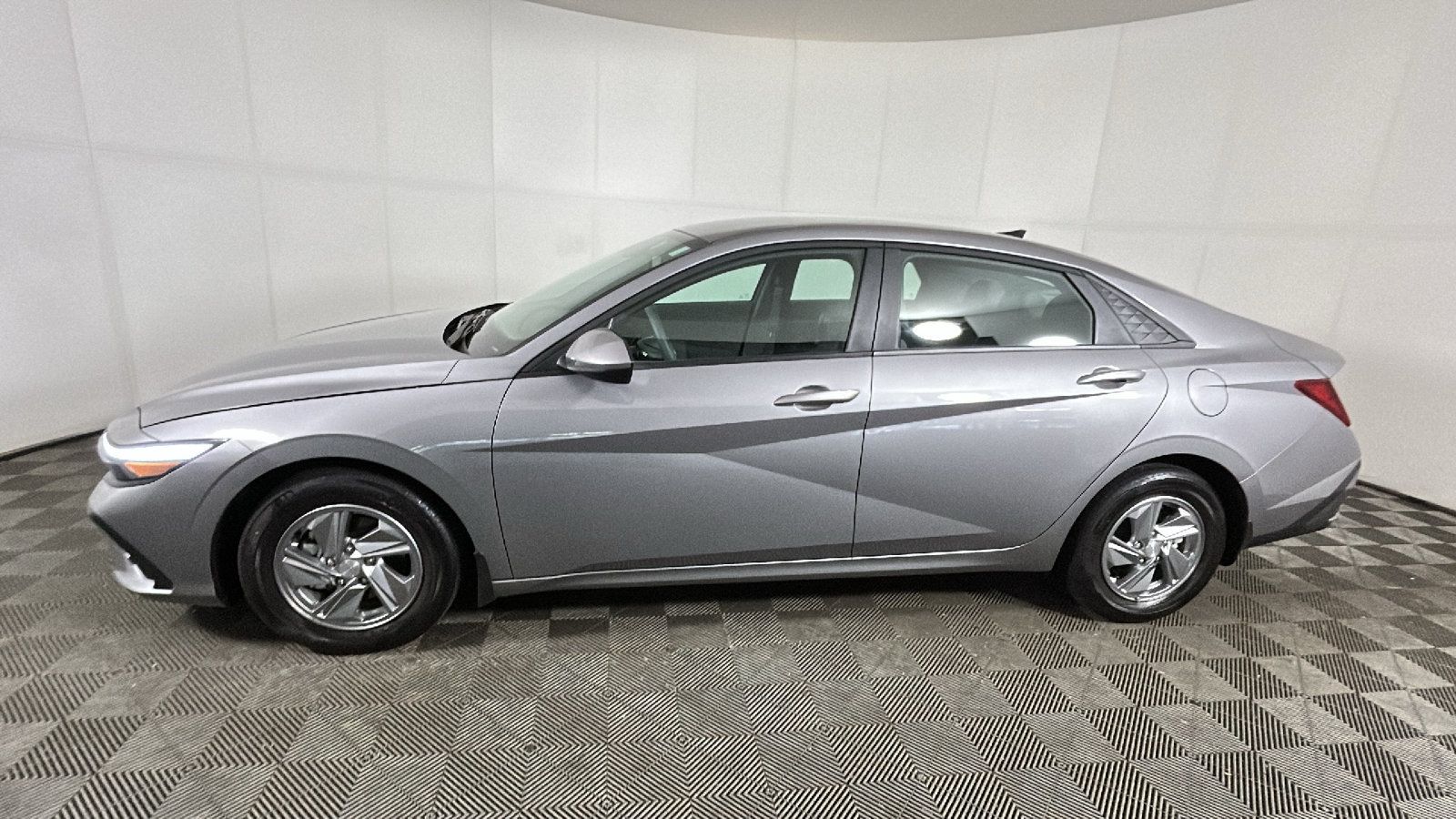 Certified 2024 Hyundai Elantra SE FWD image 7
