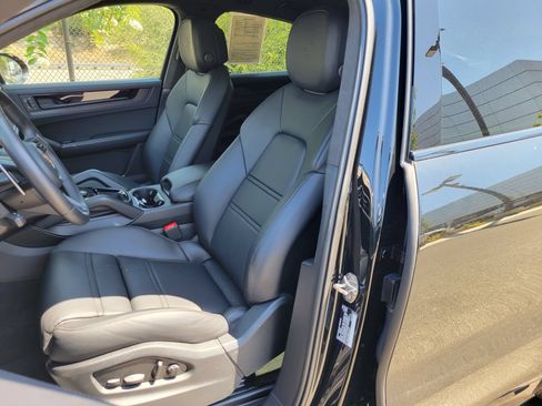 Certified 2025 Porsche Cayenne GTS AWD/4WD image 5