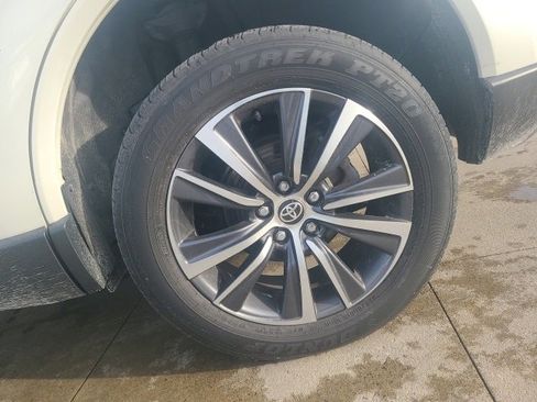 Used 2022 Toyota Venza LE image 11