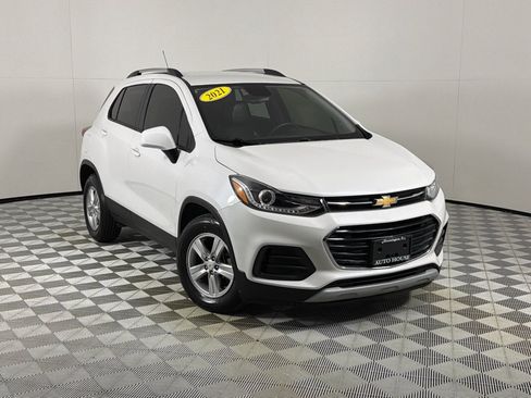 Used 2021 Chevrolet Trax LT FWD image 2