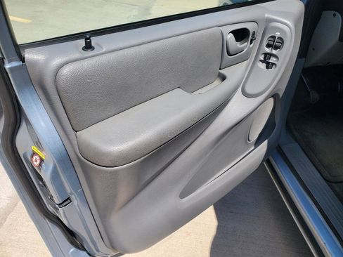 Used 2005 Chrysler Town & Country Touring FWD image 16