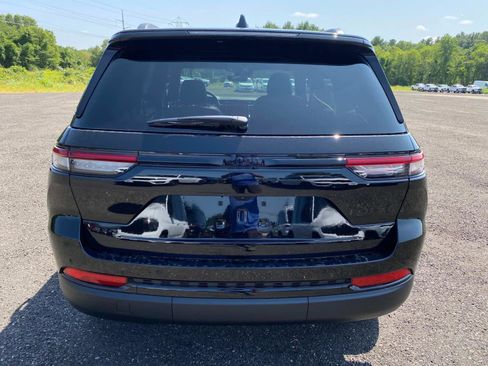 New 2025 Jeep Grand Cherokee Altitude image 4