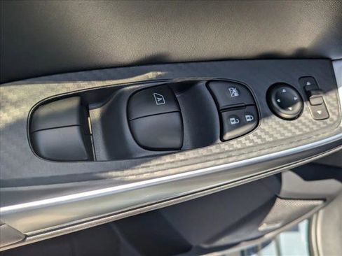 Used 2025 Nissan Sentra SR w/ SR Premium Package FWD image 11
