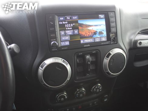 Used 2018 Jeep Wrangler Unlimited Rubicon w/ Cold Weather Group image 15