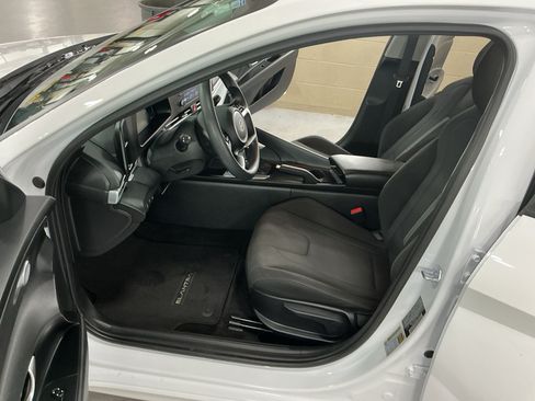 Certified 2025 Hyundai Elantra SE FWD image 11