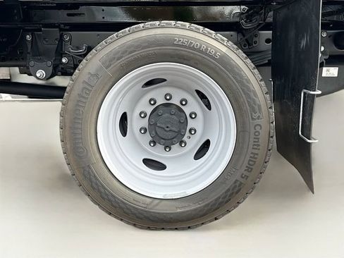 New 2025 Ford F550 4x4 Supercab Super Duty image 17