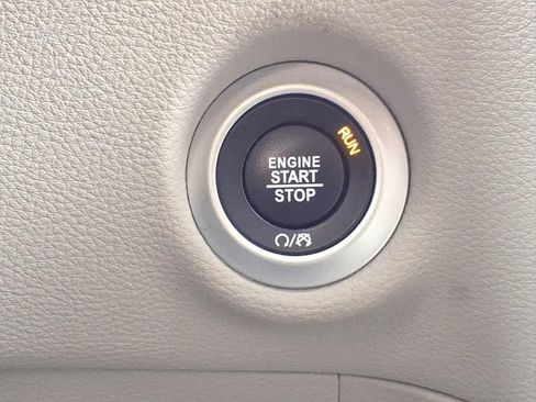 Used 2024 Chrysler Pacifica Limited FWD image 11