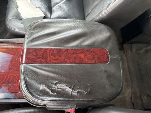 Used 2010 Cadillac Escalade Luxury image 25