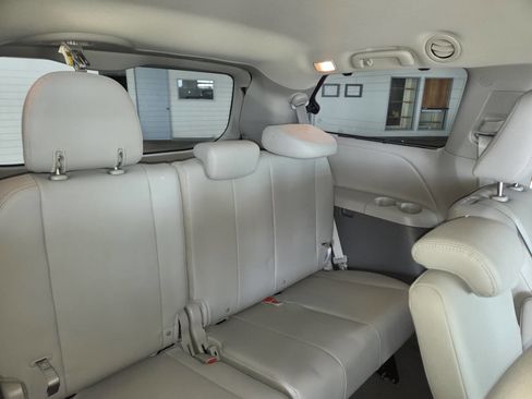 Used 2020 Toyota Sienna XLE FWD image 28