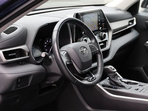 Used 2021 Toyota Highlander XLE AWD/4WD image 16