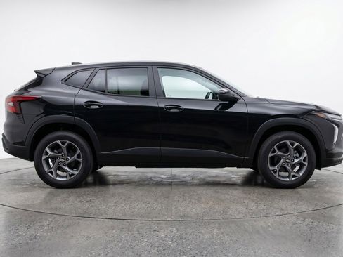 Used 2025 Chevrolet Trax LT w/ LT Convenience Package FWD image 11