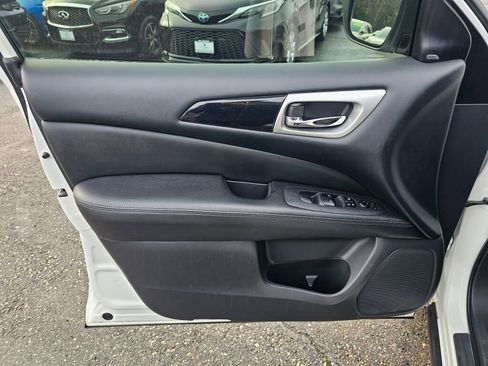 Used 2018 Nissan Pathfinder SV image 24