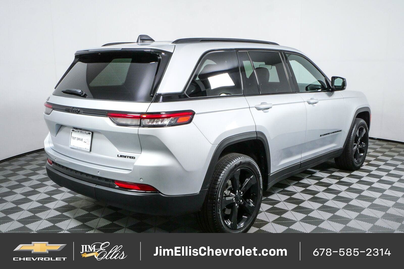 Used 2025 Jeep Grand Cherokee Limited w/ Black Appearance Package RWD image 3