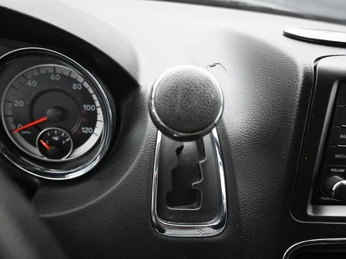 Used 2018 Dodge Grand Caravan SE w/ UConnect Hands-Free Group image 16