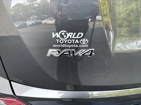 Used 2018 Toyota RAV4 LE image 30