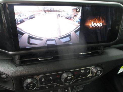 Used 2025 Jeep Wrangler Sport S image 17