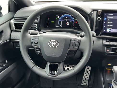 Used 2025 Toyota Camry SE image 39
