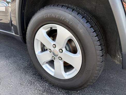 Used 2013 Jeep Grand Cherokee Laredo AWD/4WD image 13
