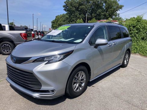 Used 2021 Toyota Sienna XLE w/ XLE Plus Package FWD image 9