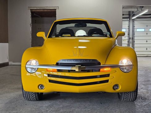 Used 2004 Chevrolet SSR w/ Preferred Equipment Group RWD image 2
